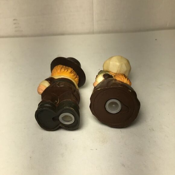 Vintage Hallmark Thanksgiving Pilgrims Salt and Pepper Shakers - Picture 5 of 6